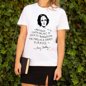 Camiseta blanca mujer con ilustración y cita de Mary Shelley en inglés.